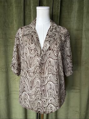 Relaxed V-Neck Swirl Print Blouse in Brown & Cream